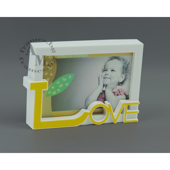 Цветна рамка с надпис LOVE 